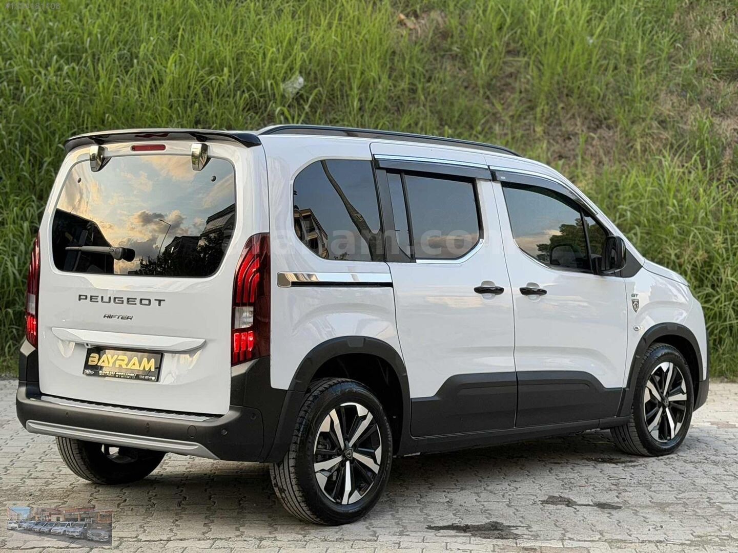 Galeriden Peugeot Rifter 1.5 BlueHDI GT 2025 Model Samsun 28.000 km Beyaz 5