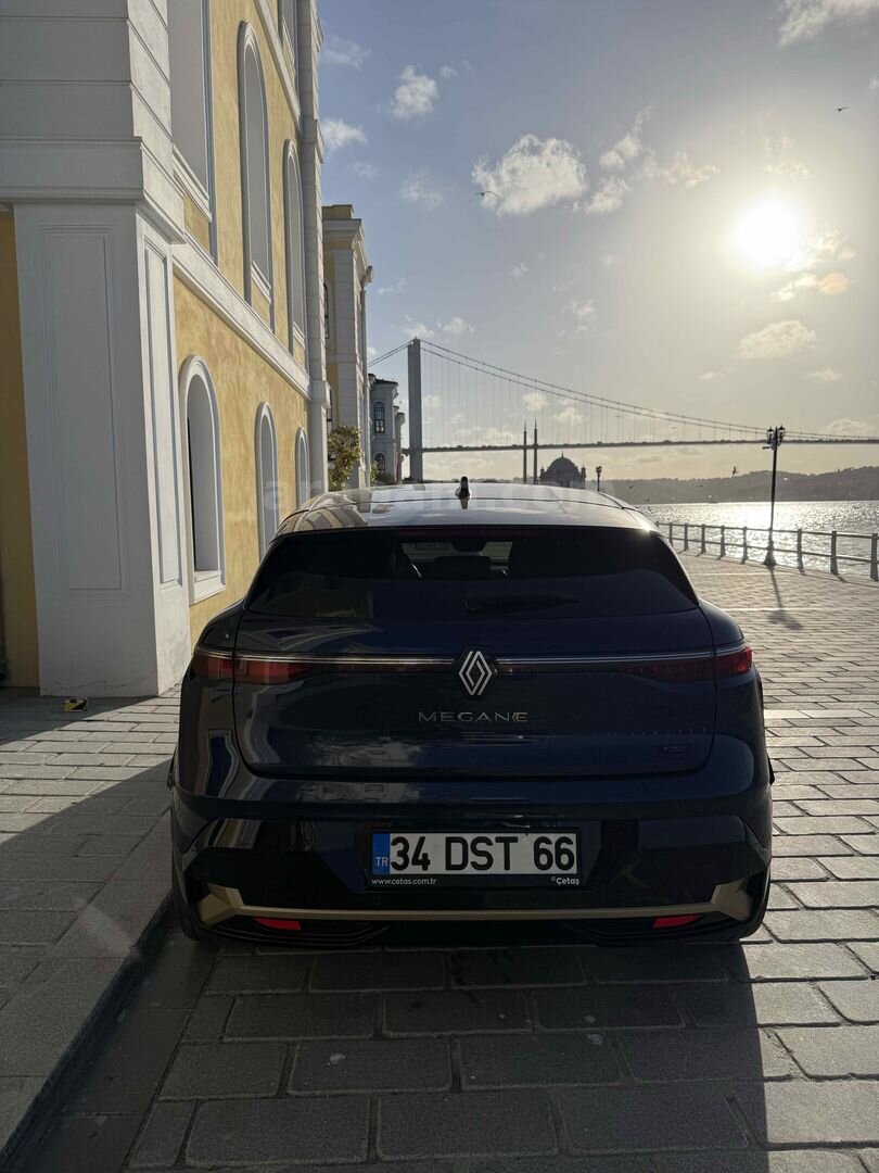 Sahibinden Renault Megane E-Tech Iconic 2023 Model İstanbul 65.000 km Lacivert 3