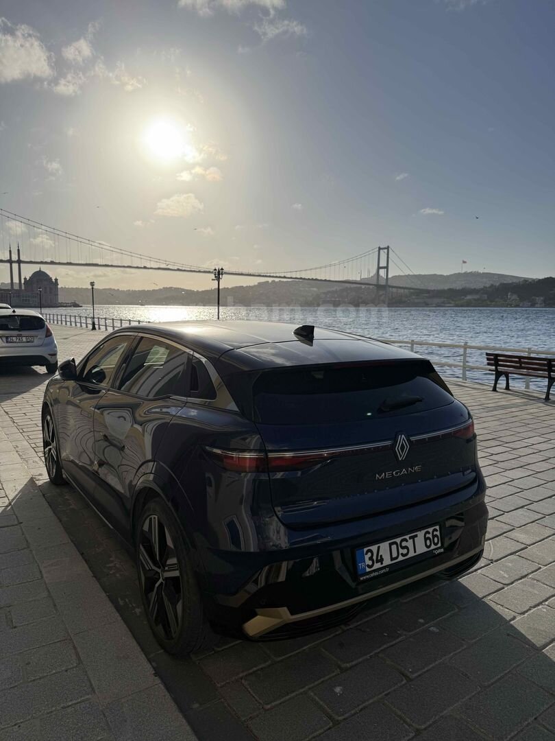Sahibinden Renault Megane E-Tech Iconic 2023 Model İstanbul 65.000 km Lacivert 4