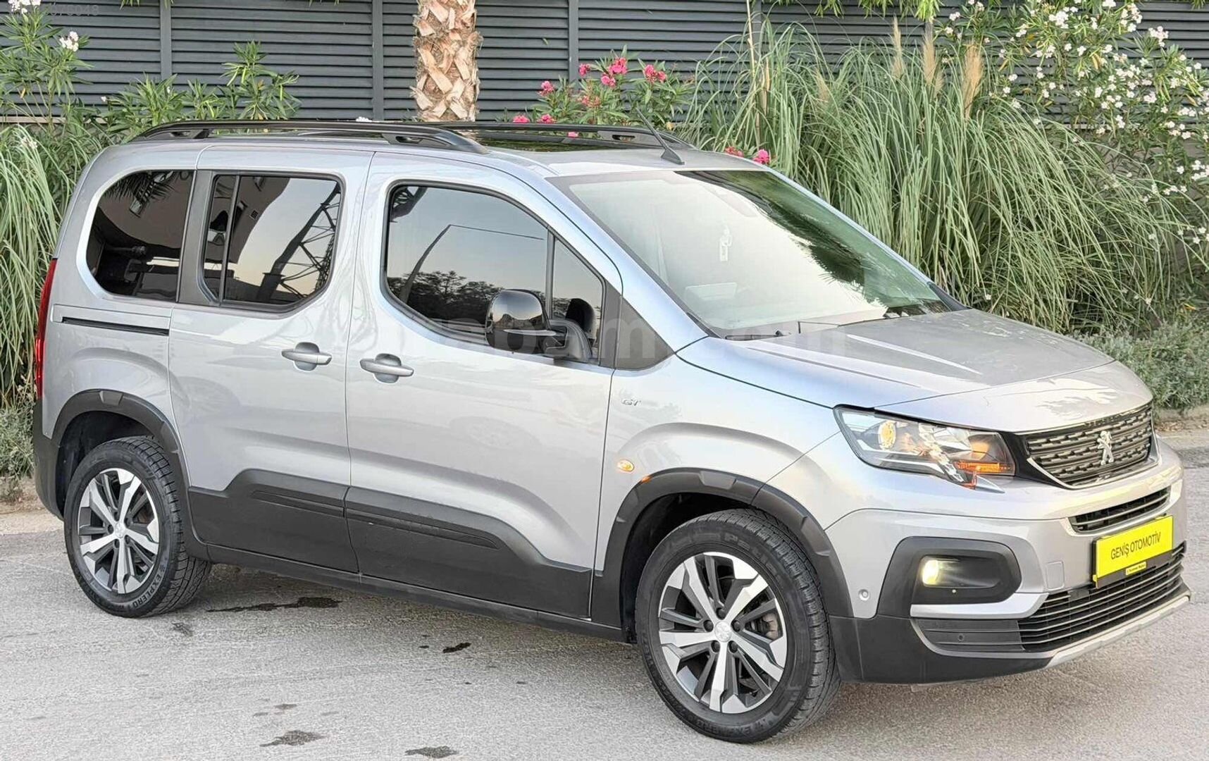 Galeriden Peugeot Rifter 1.5 BlueHDI GT 2023 Model Balıkesir 94.500 km Gri 1