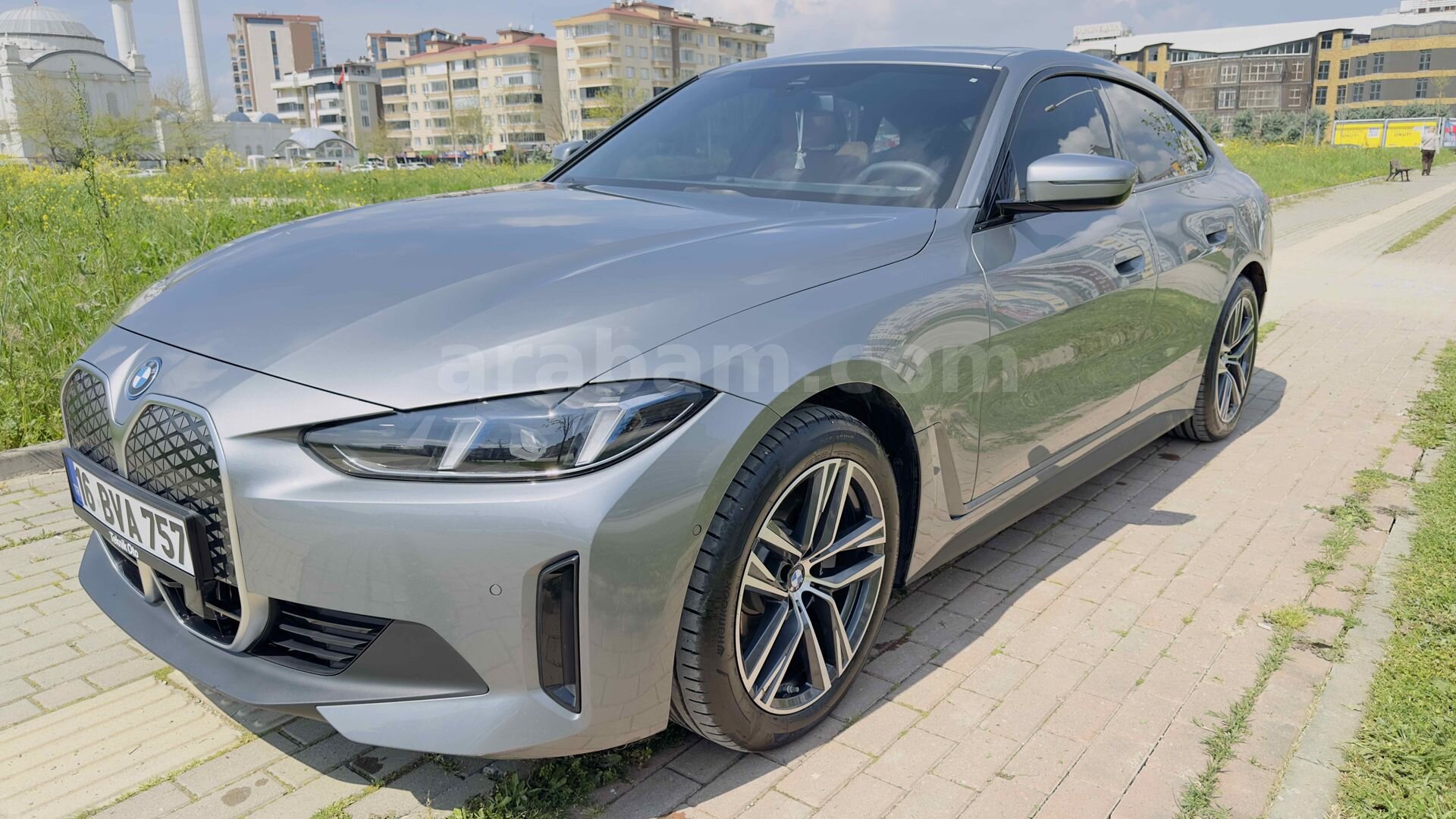 SAHİBİNDEN BMW İ SERİSİ İ4 EDRİVE 40 SPORTLİNE PAKET 2025 MODEL  18.000 KM GRİ (METALİK)
