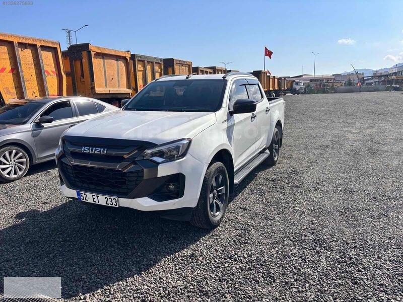 ÖZLER OTOMOTİV'DEN D-Max 4x4 V-cross ilk sahibinden