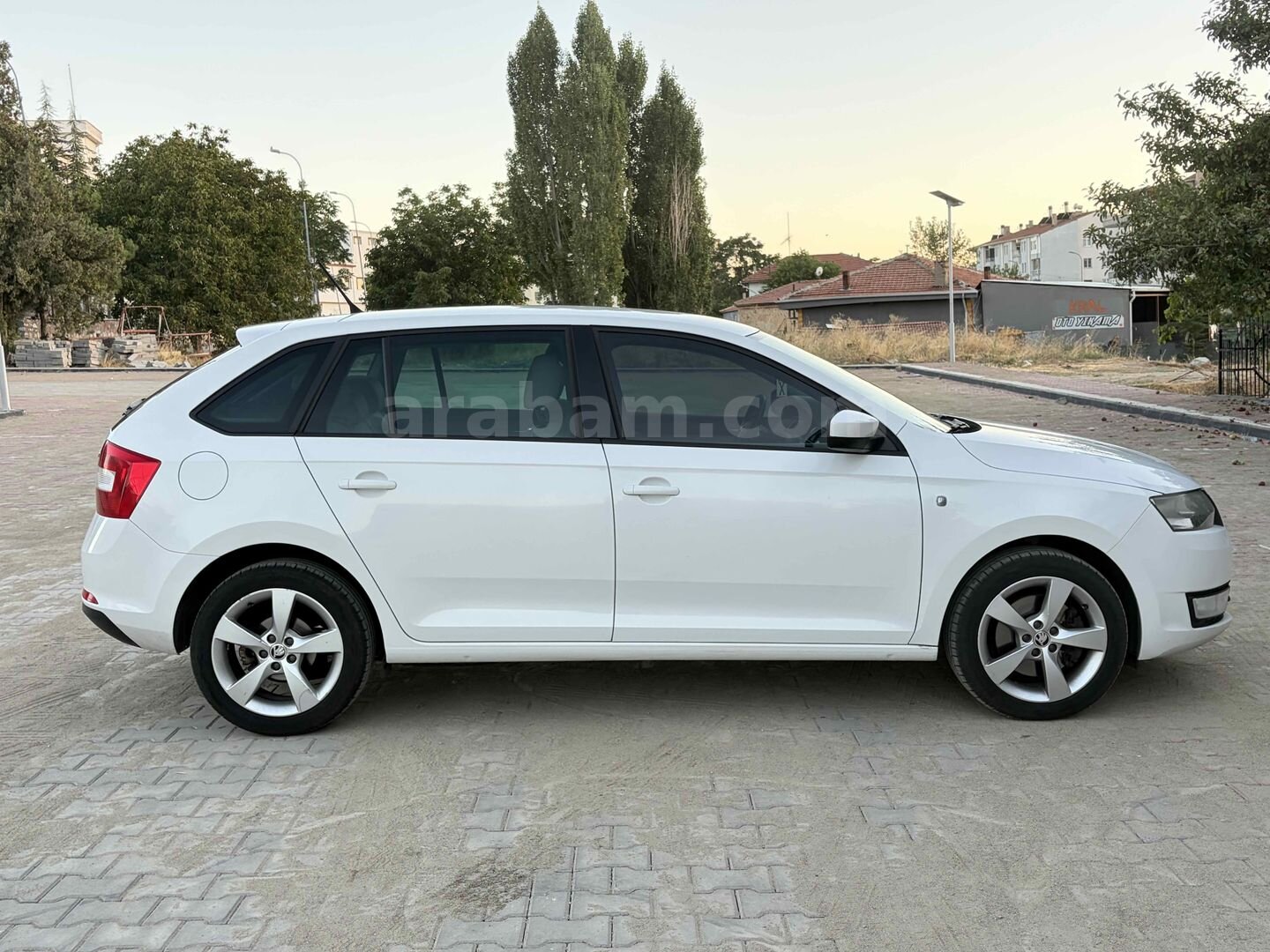 Galeriden Skoda Rapid 1.2 TSI Spaceback Elegance 2015 Model Kırşehir 205.000 km Beyaz 3