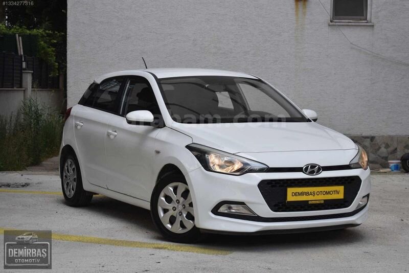 Galeriden Hyundai i20 1.4 CRDi Jump 2016 Model İstanbul 165.000 km Beyaz