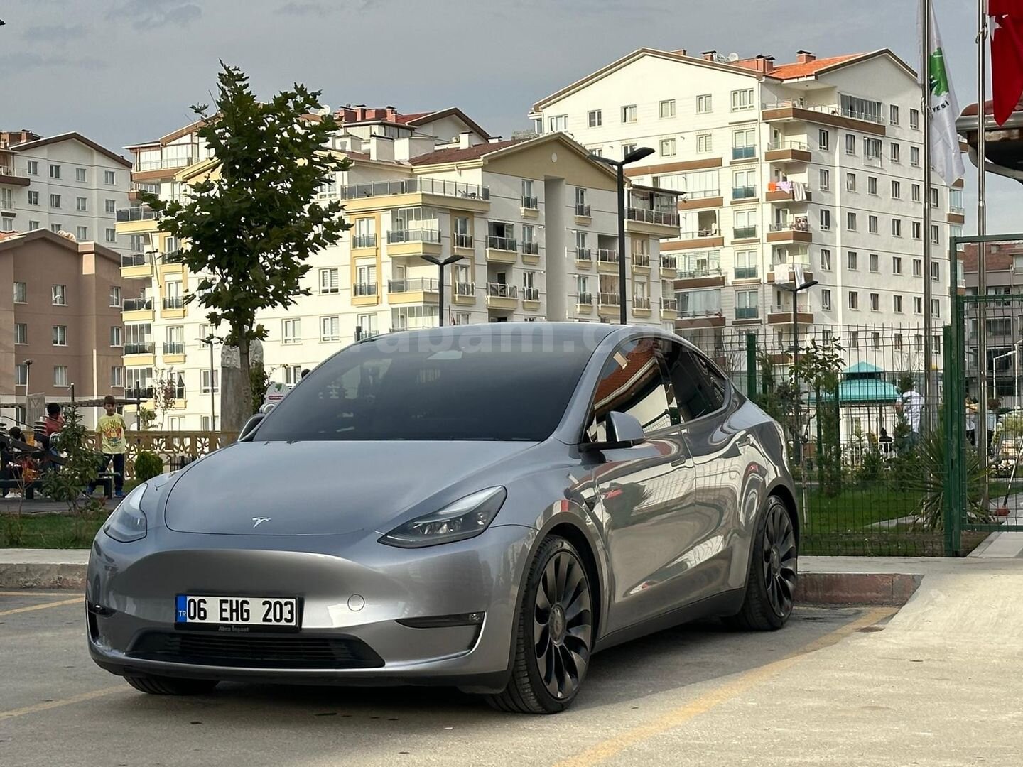 Galeriden Tesla Model Y Performance (Legacy) 2023 Model Ankara 50.722 km Gri (titanyum) 3