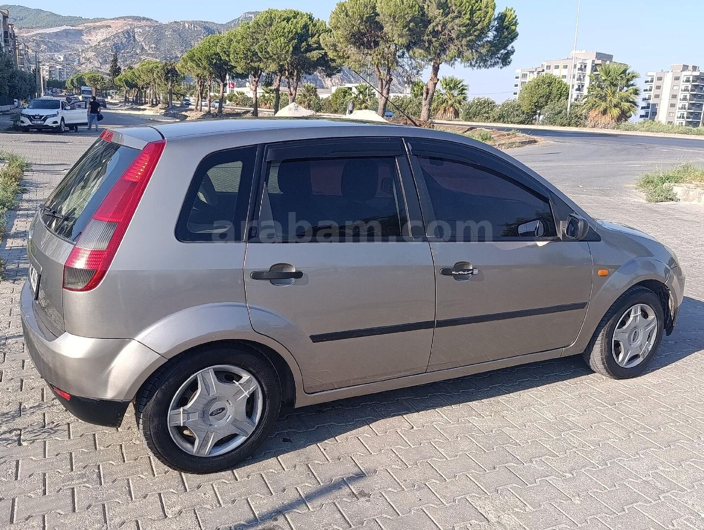 Galeriden Ford Fiesta 1.4 Comfort 2004 Model Aydın 341.000 km Şampanya 3