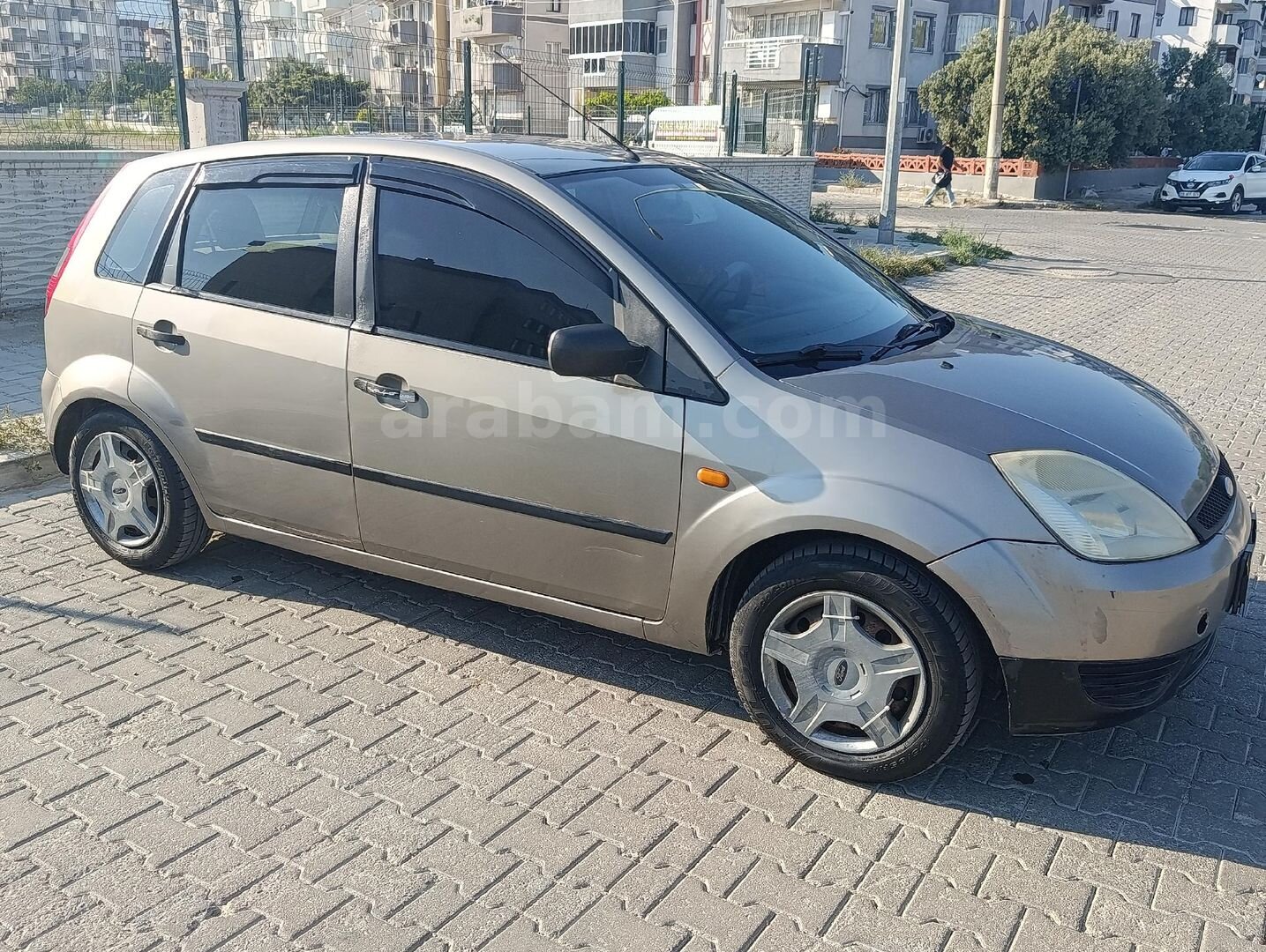 Galeriden Ford Fiesta 1.4 Comfort 2004 Model Aydın 341.000 km Şampanya 2