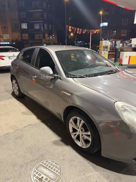 Sahibinden Alfa Romeo Giulietta 1.6 JTD Progression Plus 2015 Model 240.000 km Gri 2