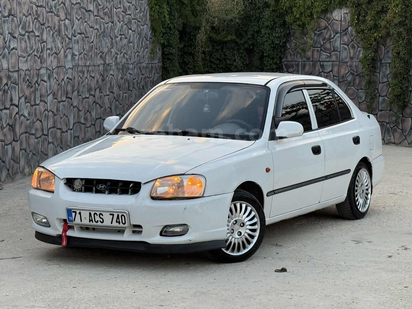 Galeriden Hyundai Accent 1.3 LX 2000 Model Kırıkkale 315.000 km Beyaz 2