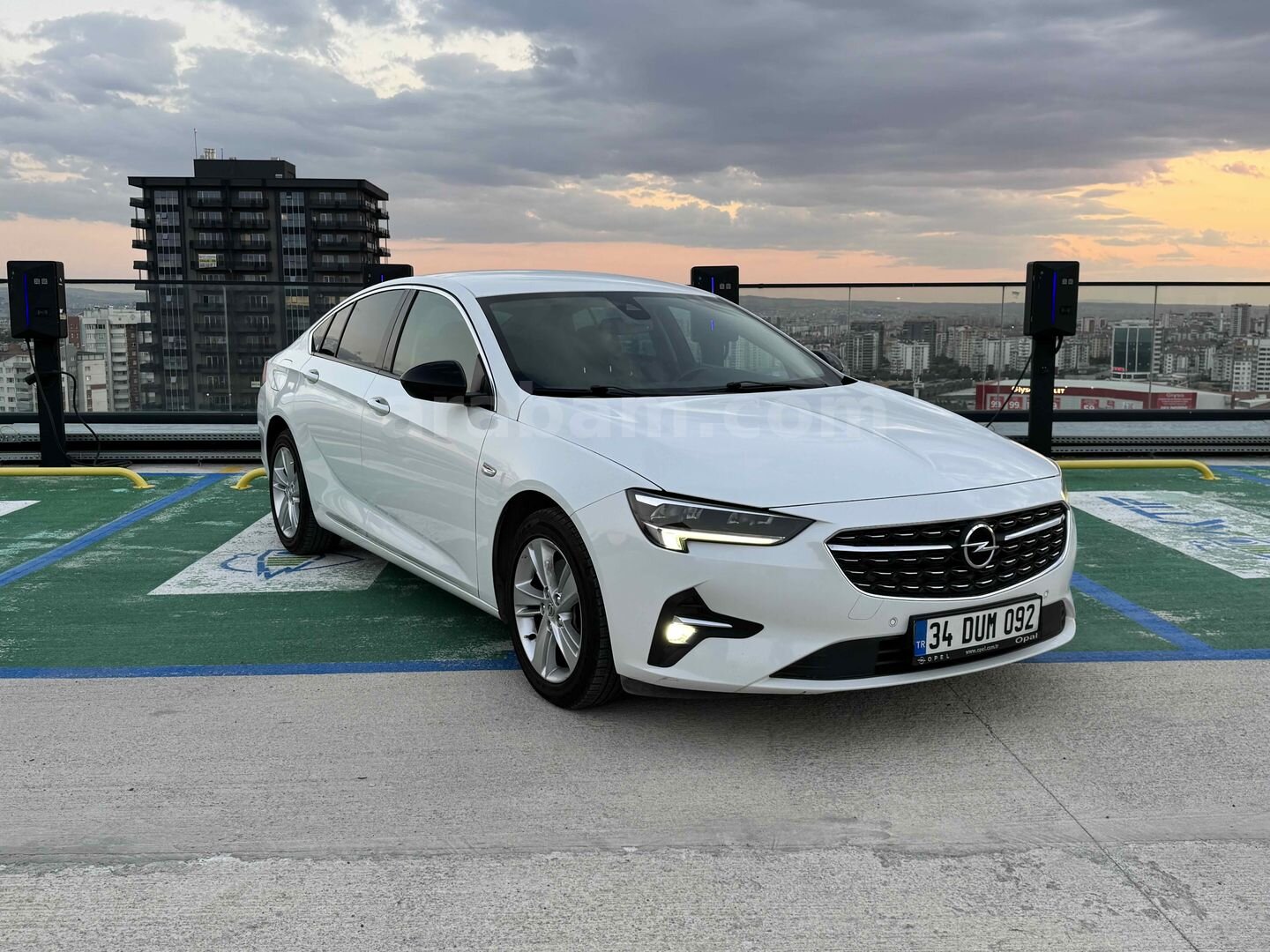 Galeriden Opel Insignia 1.5 d Edition 2021 Model Ankara 161.500 km Beyaz 3