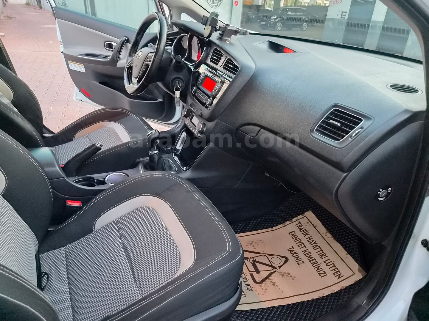 Sahibinden Kia Ceed 1.6 CRDi Concept SW 2012 Model İzmir 153.000 km Beyaz 6