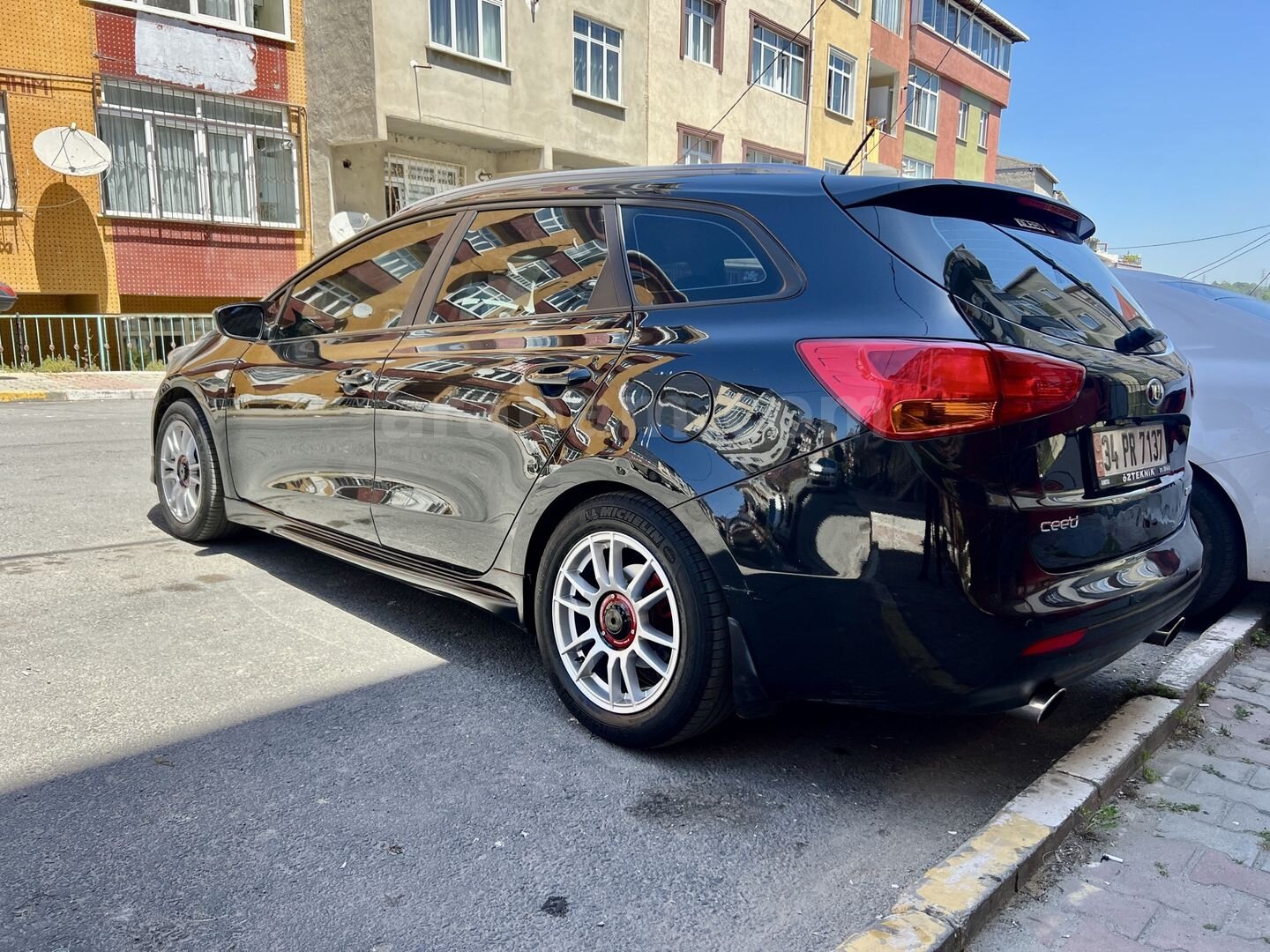 Sahibinden Kia Ceed 1.6 CRDi Comfort SW 2015 Model İstanbul 209.000 km Siyah 3