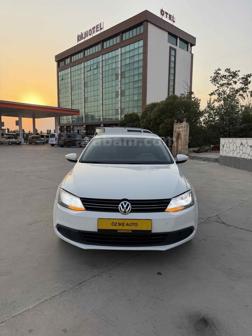 Galeriden Volkswagen Jetta 1.6 TDi Comfortline 2013 Model Şırnak 217.500 km Beyaz 3