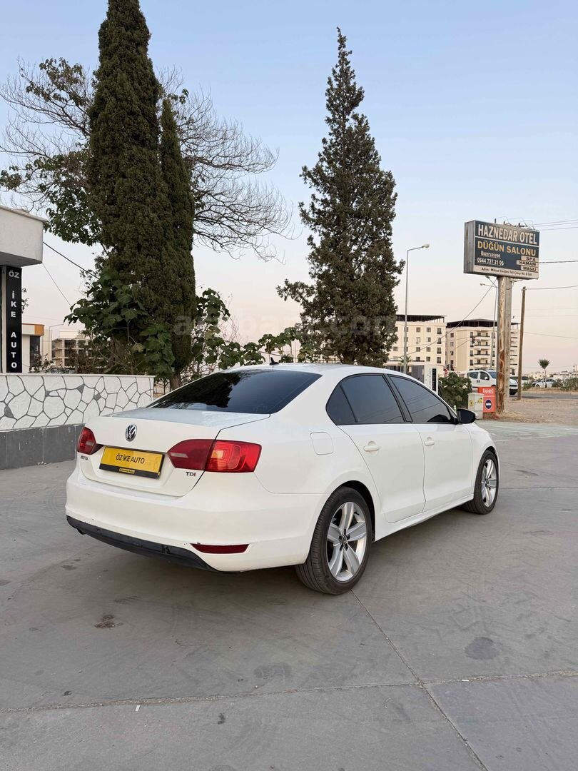 Galeriden Volkswagen Jetta 1.6 TDi Comfortline 2013 Model Şırnak 217.500 km Beyaz 7