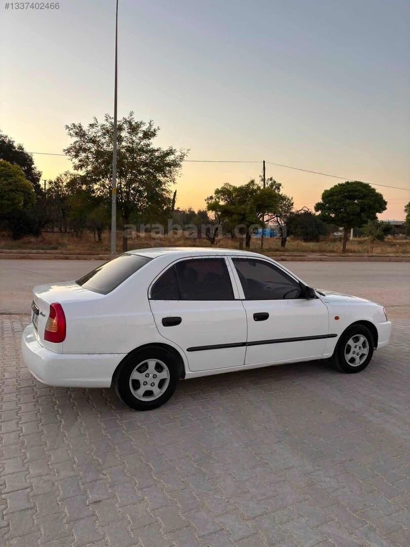 Galeriden Hyundai Accent 1.3 LX 2001 Model Afyonkarahisar 260.000 km Beyaz 4