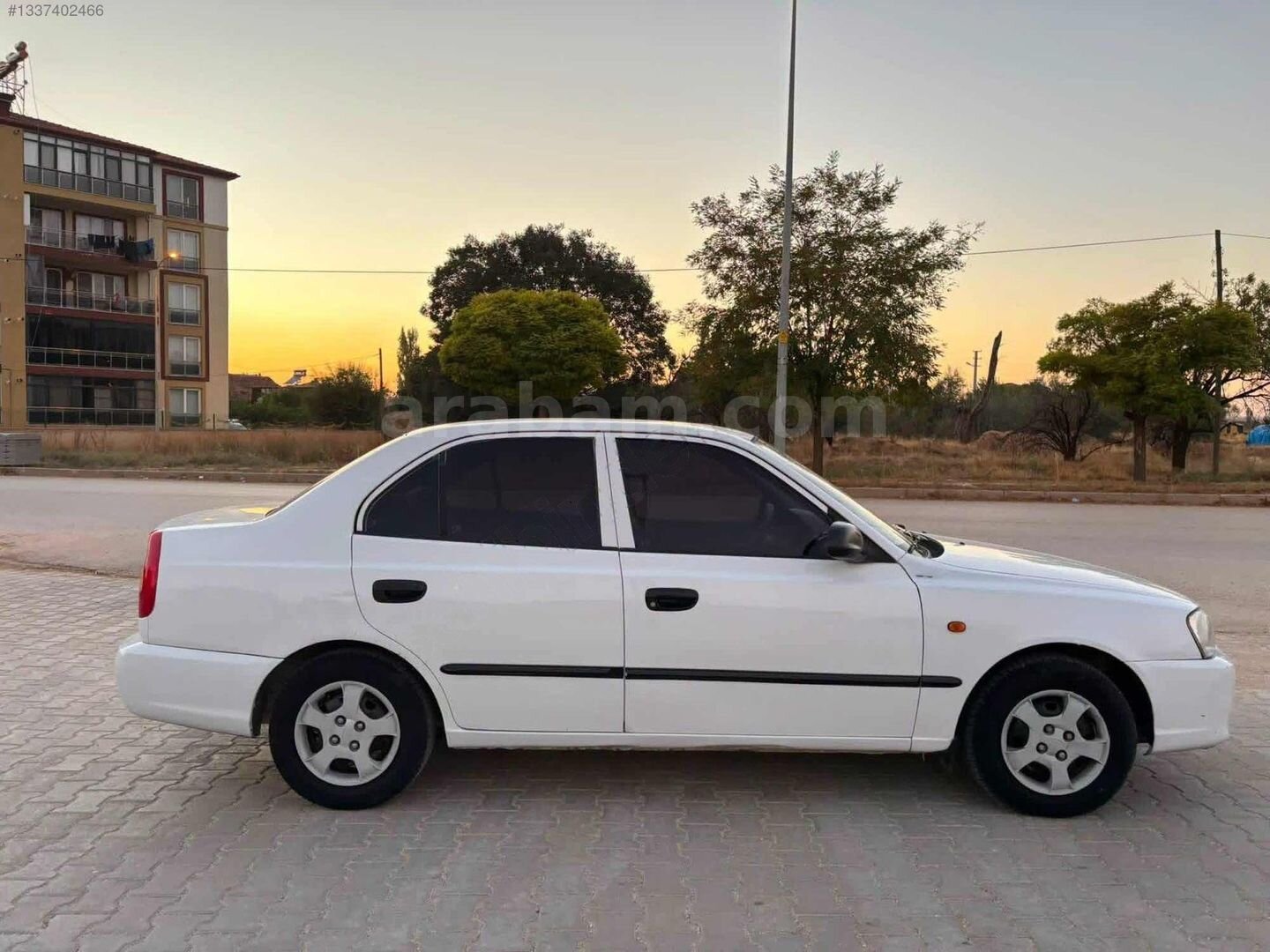 Galeriden Hyundai Accent 1.3 LX 2001 Model Afyonkarahisar 260.000 km Beyaz 3