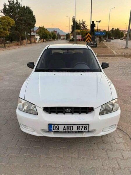 Galeriden Hyundai Accent 1.3 LX 2001 Model Afyonkarahisar 260.000 km Beyaz