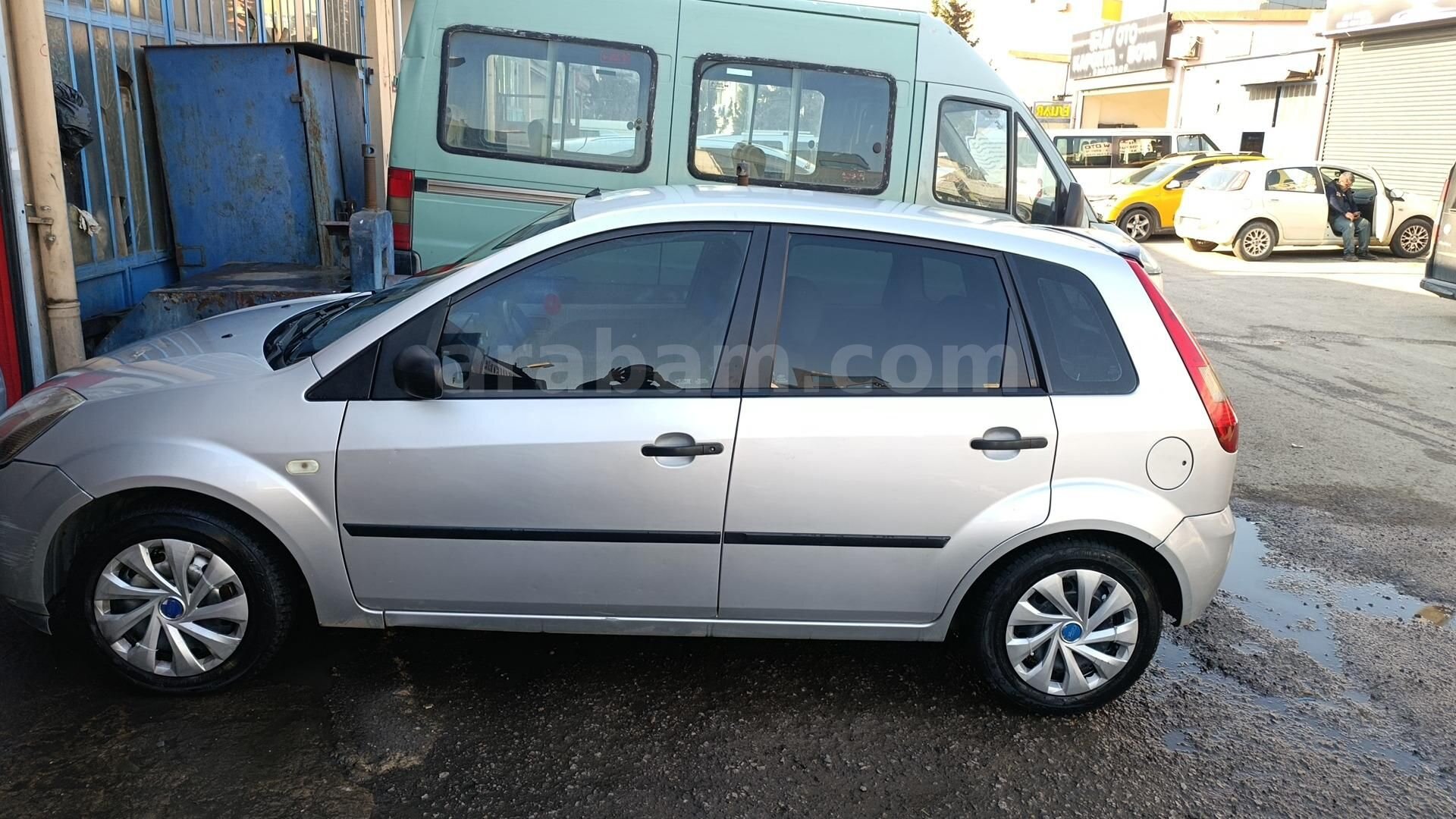 Sahibinden Ford Fiesta 1.4 TDCi Comfort 2004 Model İstanbul 295.000 km Gri 2