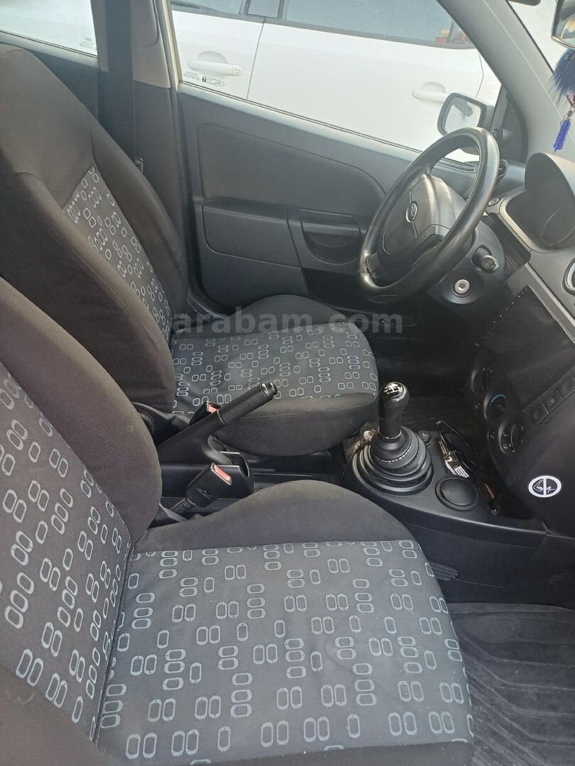 Sahibinden Ford Fiesta 1.4 TDCi Comfort 2004 Model İzmir 226.000 km Beyaz 6