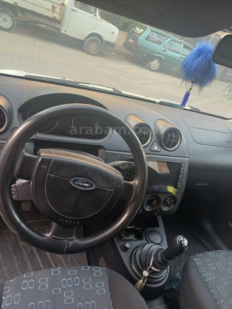 Sahibinden Ford Fiesta 1.4 TDCi Comfort 2004 Model İzmir 226.000 km Beyaz 7
