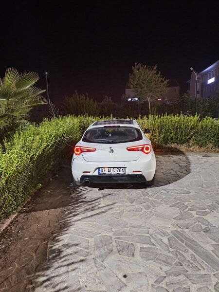 Sahibinden Alfa Romeo Giulietta 1.4 TB MultiAir Distinctive 2011 Model 330.000 km Beyaz 5