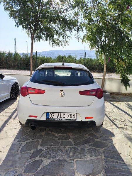 Sahibinden Alfa Romeo Giulietta 1.4 TB MultiAir Distinctive 2011 Model 330.000 km Beyaz 3