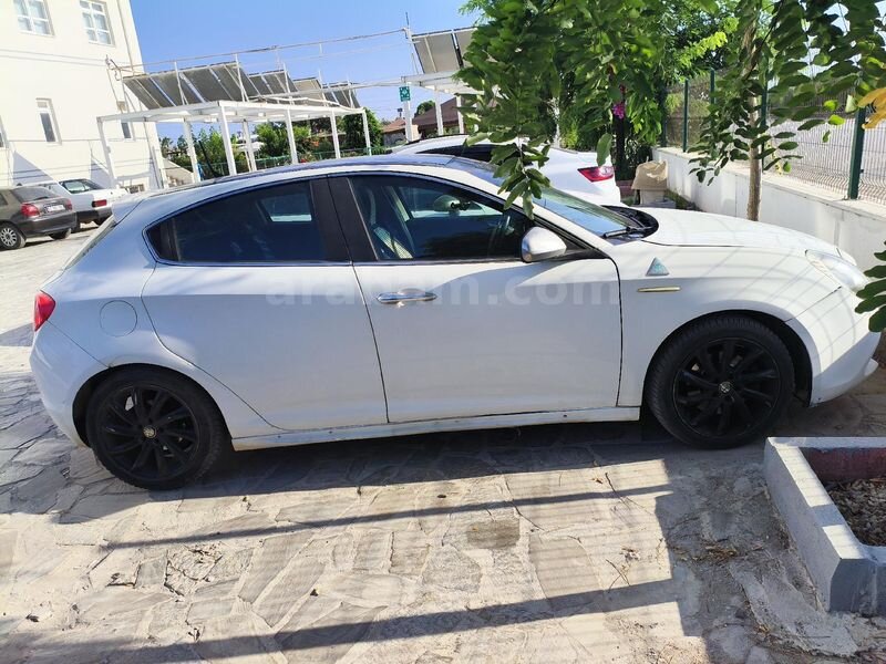 Sahibinden Alfa Romeo Giulietta 1.4 TB MultiAir Distinctive 2011 Model 330.000 km Beyaz 2