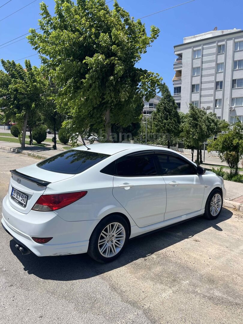 Sahibinden Hyundai Accent Blue 1.6 CRDI Biz 2014 Model İzmir 224.000 km Beyaz 3