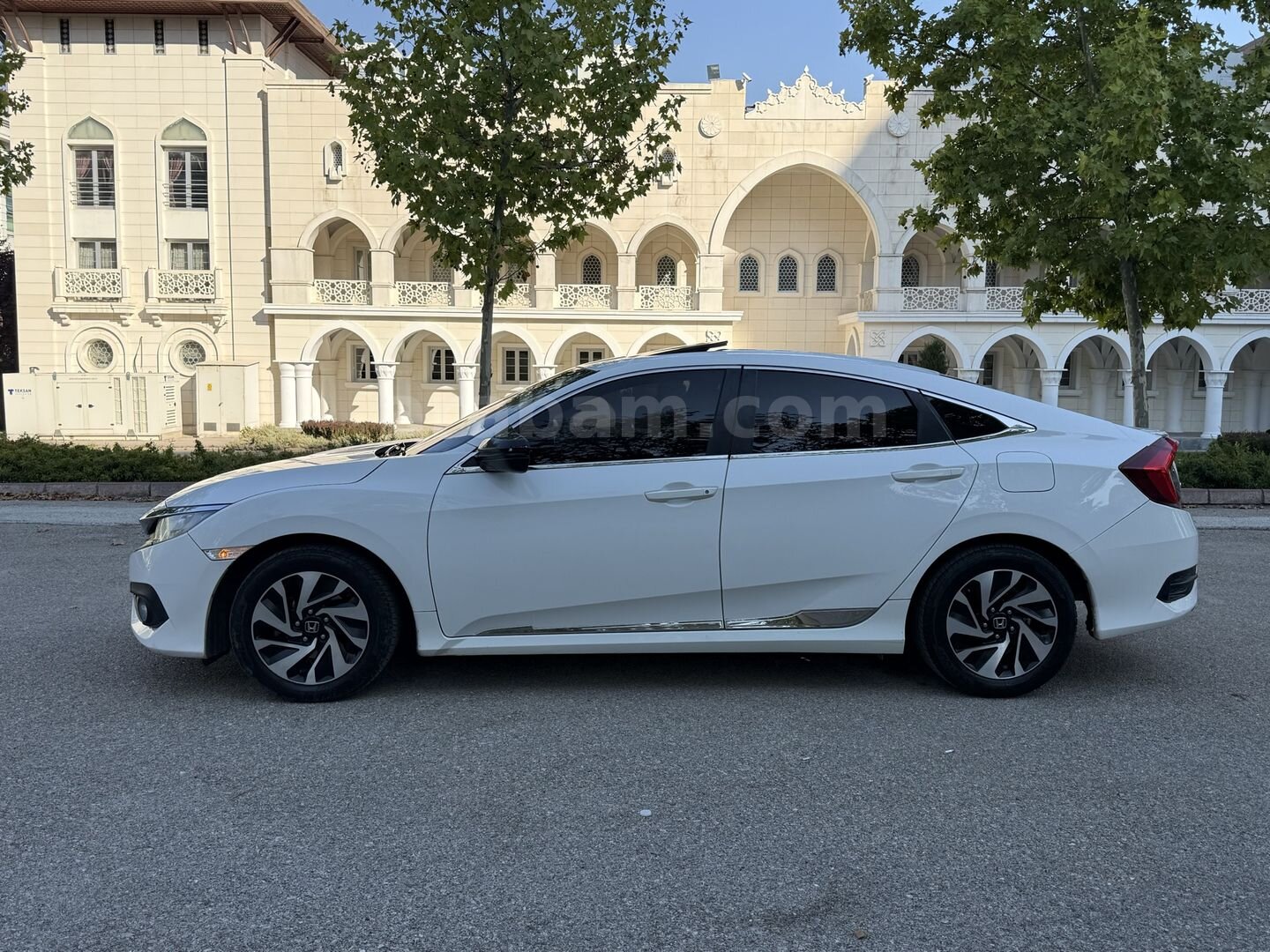 Galeriden Honda Civic 1.6i VTEC Eco Elegance 2018 Model Ankara 188.000 km Beyaz 4