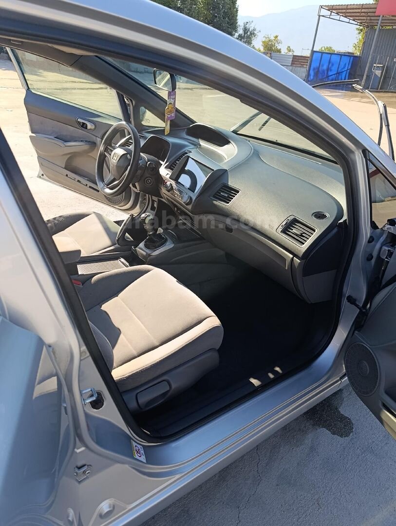 Sahibinden Honda Civic 1.6i VTEC Elegance 2007 Model İzmir 221.000 km Gri 3