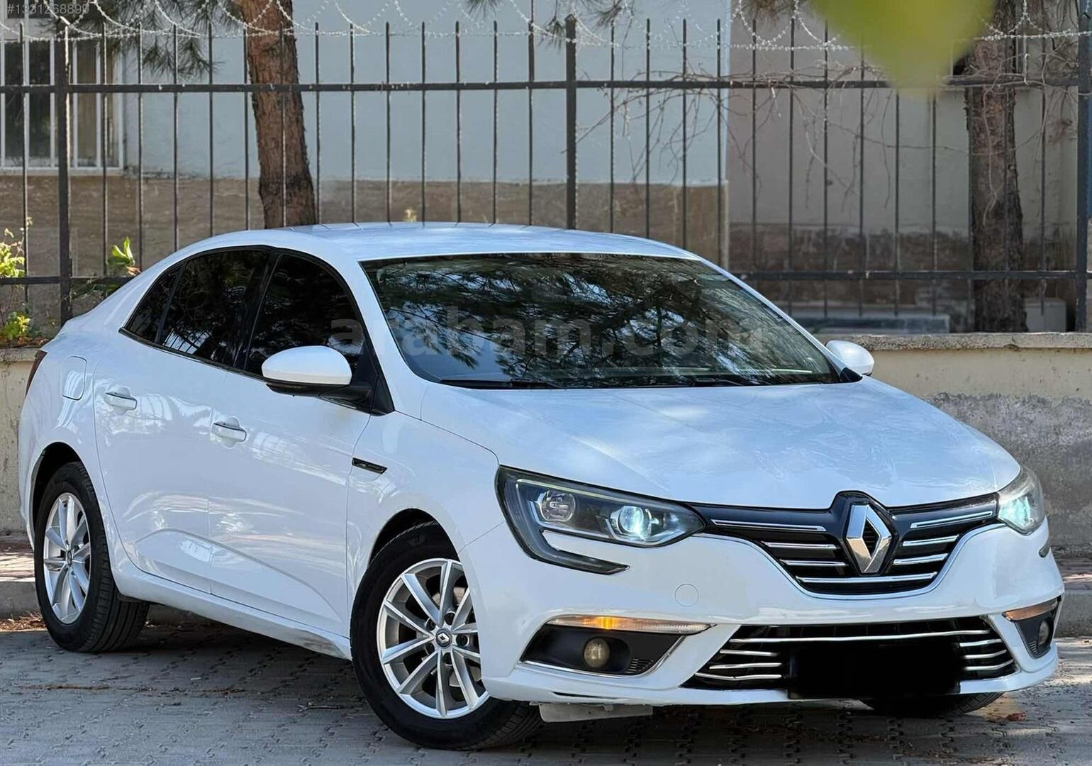 Galeriden Renault Megane 1.5 dCi Touch 2016 Model Şanlıurfa 228.000 km Beyaz 3