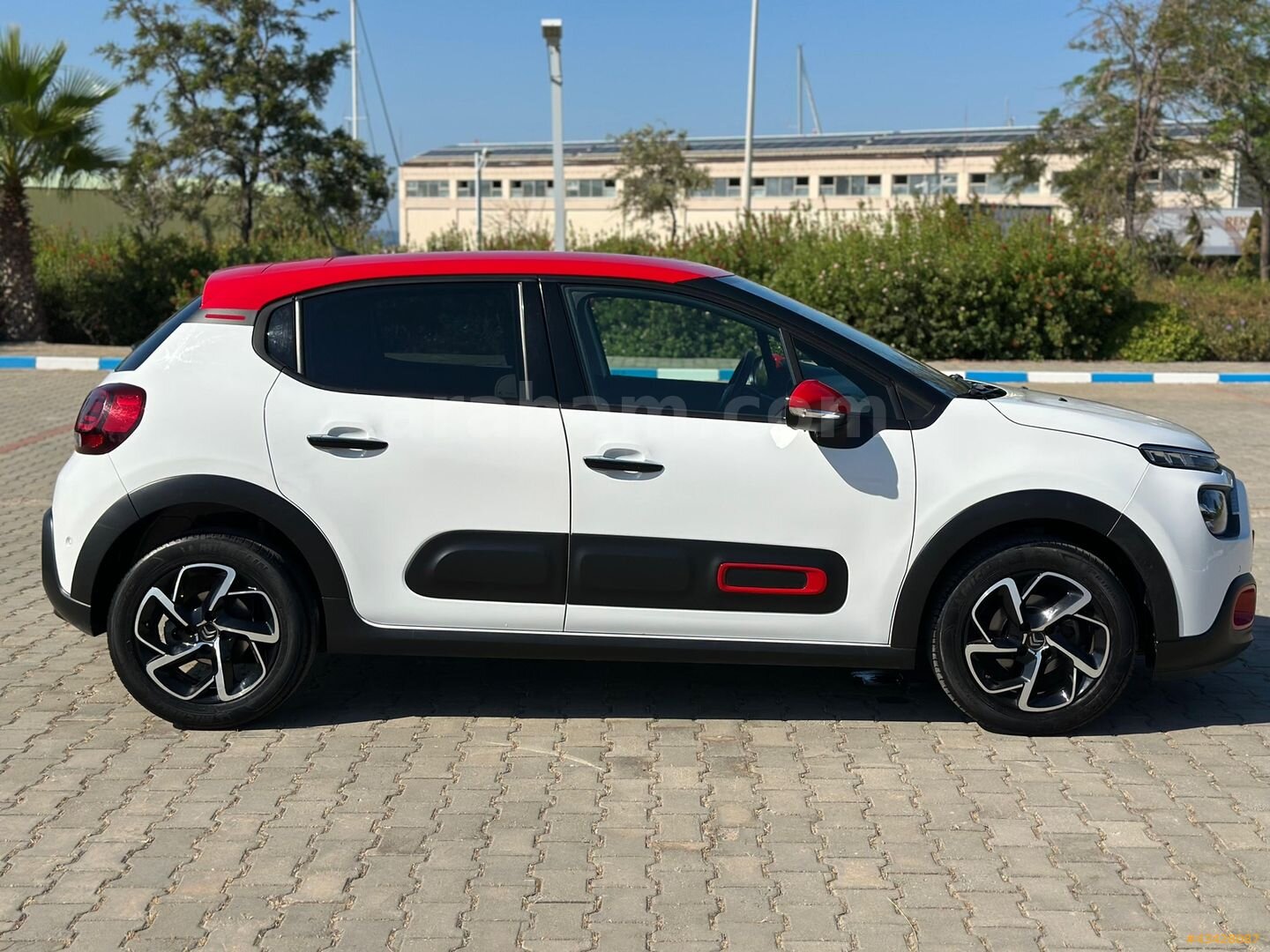 Galeriden Citroen C3 1.2 PureTech Shine 2021 Model Aydın 54.400 km Beyaz 3