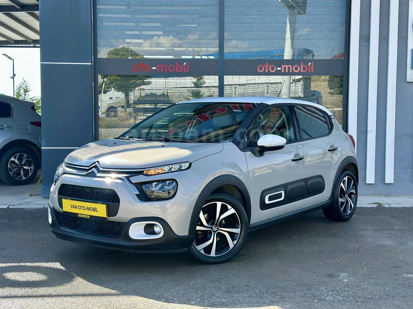 Galeriden Citroen C3 1.2 PureTech Shine 2024 Model Van 57.000 km Bej 2