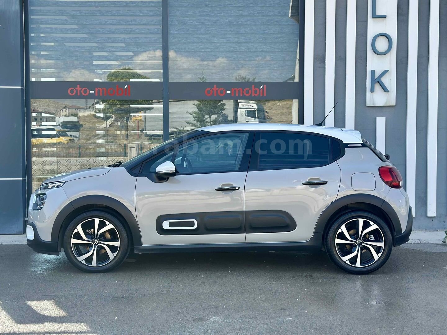 Galeriden Citroen C3 1.2 PureTech Shine 2024 Model Van 57.000 km Bej 3