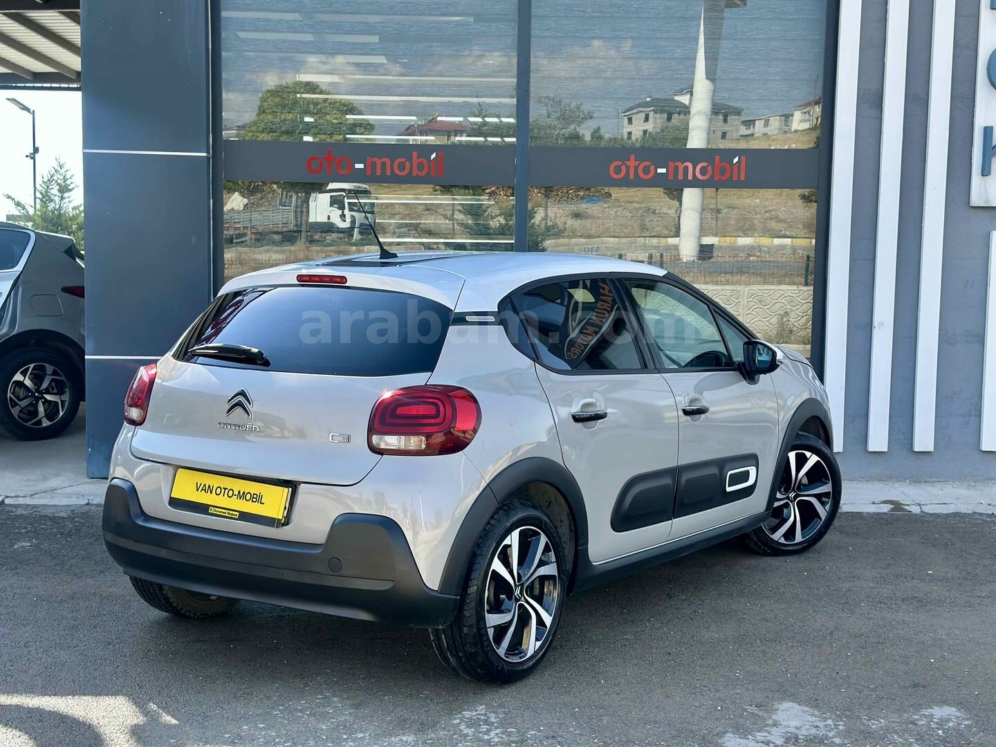 Galeriden Citroen C3 1.2 PureTech Shine 2024 Model Van 57.000 km Bej 7
