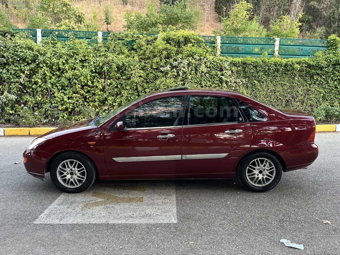 Galeriden Ford Focus 1.6 Ghia 2000 Model Uşak 290.000 km Bordo 7