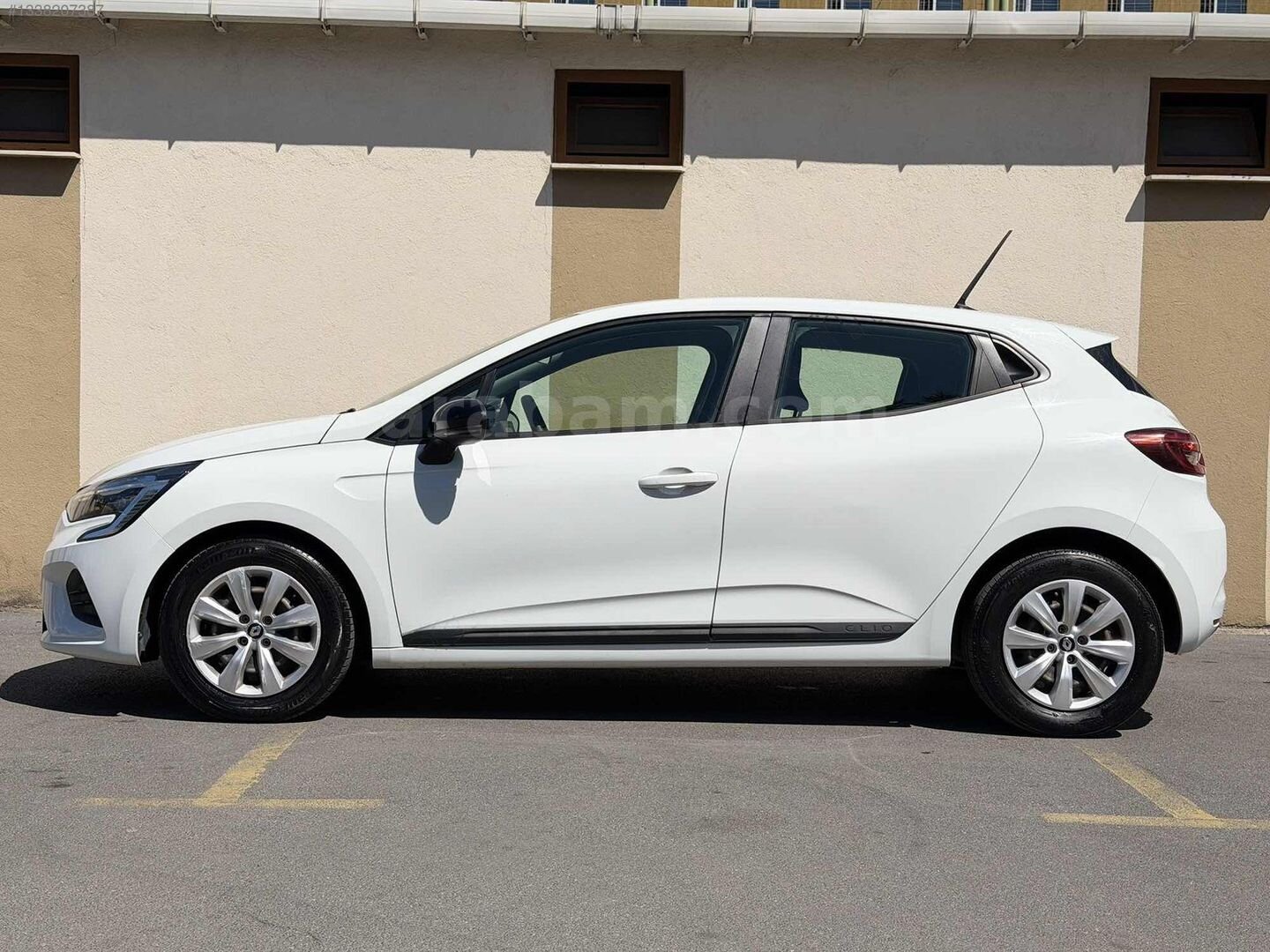Galeriden Renault Clio 1.0 SCe Joy 2022 Model İstanbul 99.000 km Beyaz 4