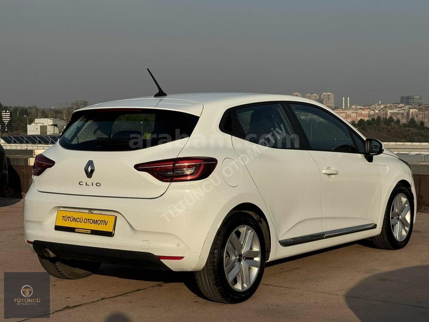 Galeriden Renault Clio 1.0 TCe Touch 2022 Model İstanbul 43.000 km Beyaz 6