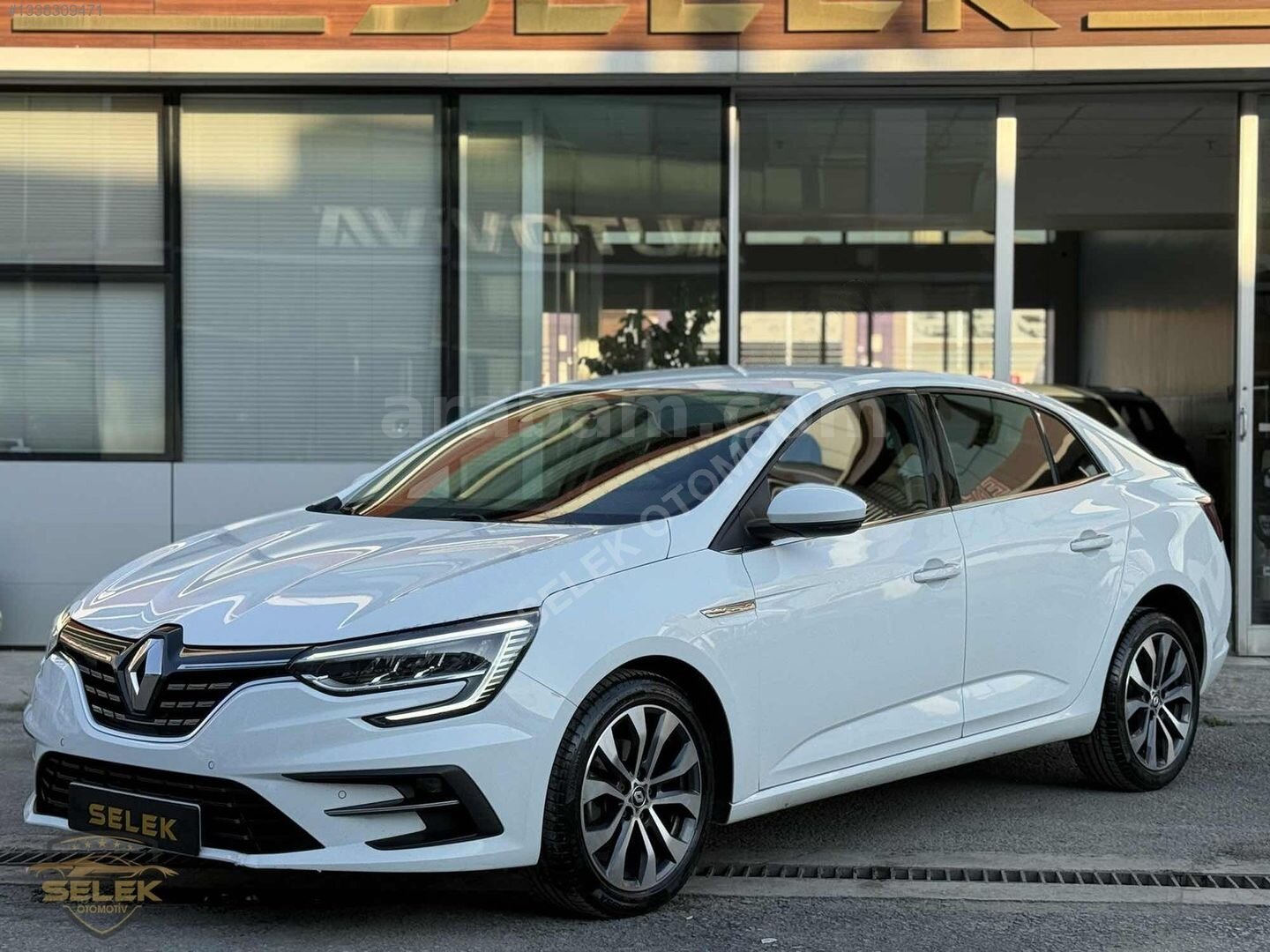 Galeriden Renault Megane 1.3 TCe Icon 2024 Model Konya 112.000 km Beyaz 4