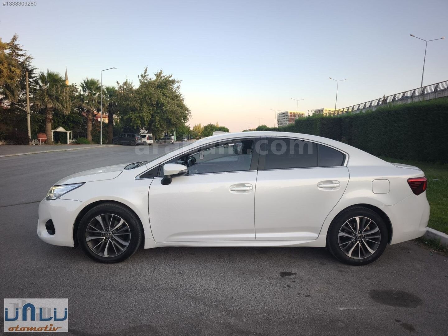 Galeriden Toyota Avensis 1.6 D-4D Premium 2017 Model Balıkesir 210.000 km Beyaz 2