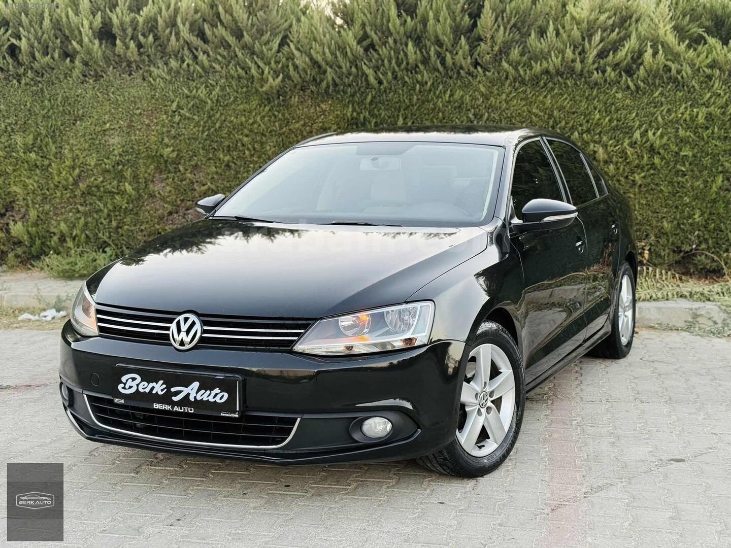 Galeriden Volkswagen Jetta 1.6 TDi Trendline 2014 Model İzmir 250.000 km Siyah 3