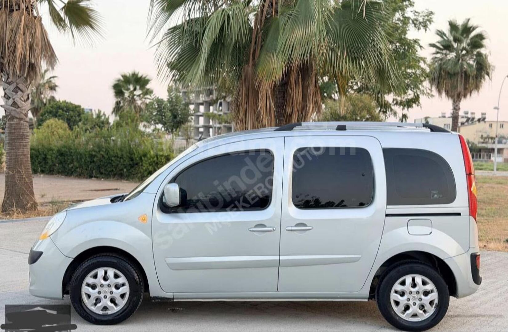 RENAULT KANGOO MULTİX 1.5 DCİ EXTREME EDİTİON 6 İLERİ 2012 MODEL