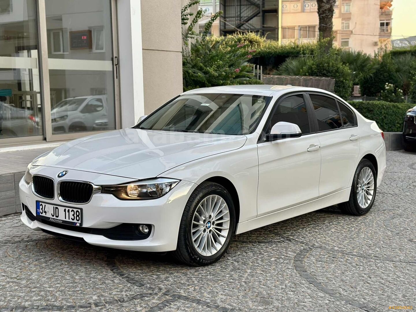 Galeriden BMW 3 Serisi 320d Standart 2012 Model İzmir 62.500 km Beyaz 1