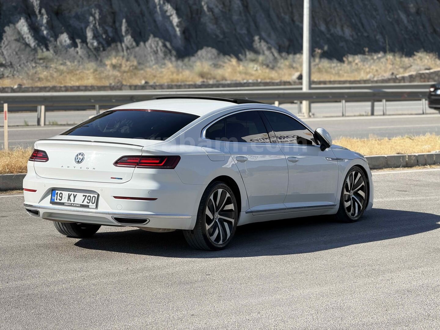 Sahibinden Volkswagen Arteon 1.5 TSI R Line 2017 Model Çorum 195.000 km Beyaz 3
