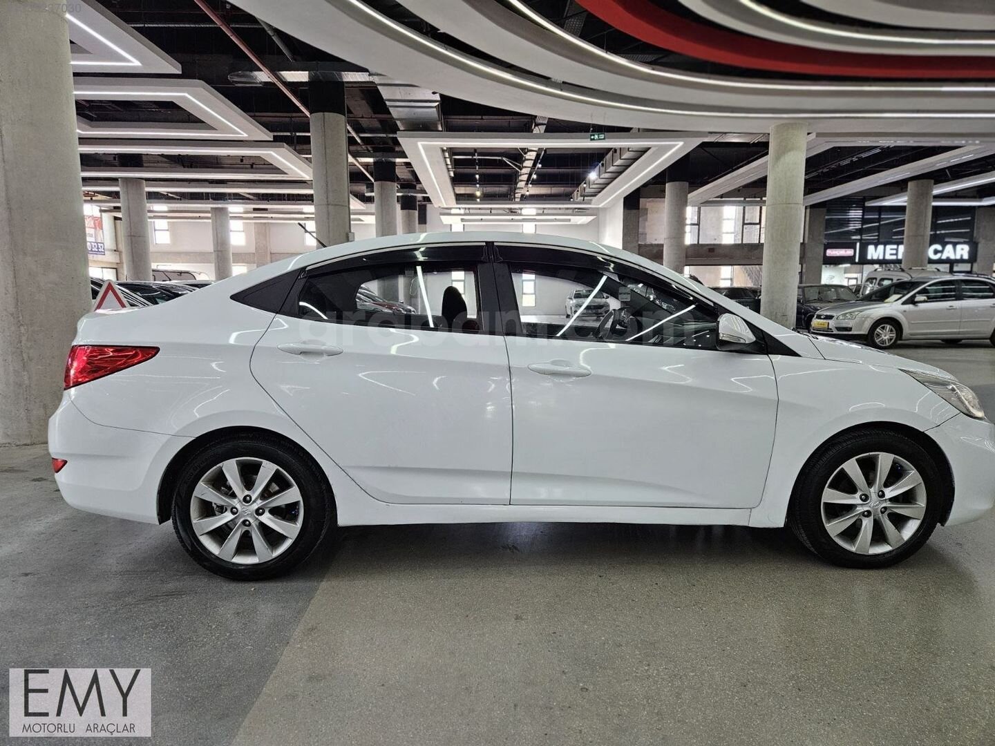 Galeriden Hyundai Accent Blue 1.6 CRDI Prime 2016 Model Ankara 200.000 km Beyaz 4