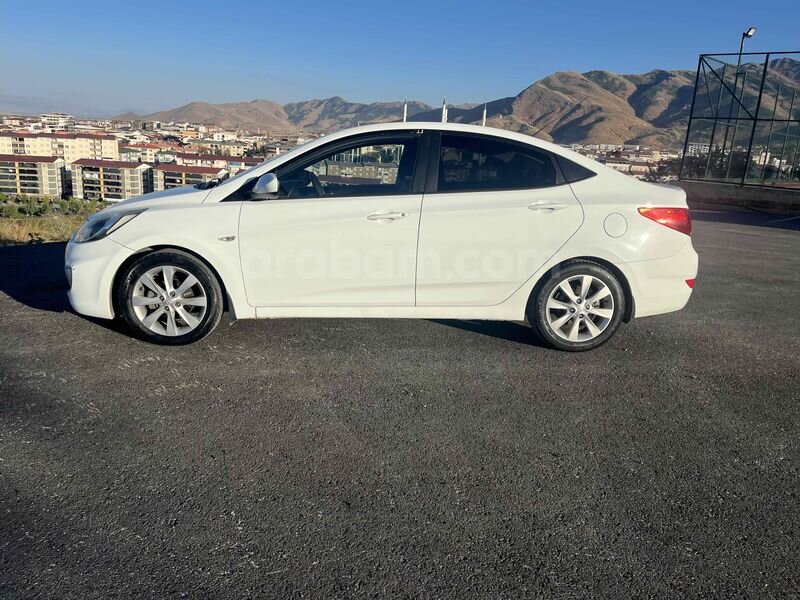 Sahibinden Hyundai Accent Blue 1.6 CRDI Mode 2014 Model