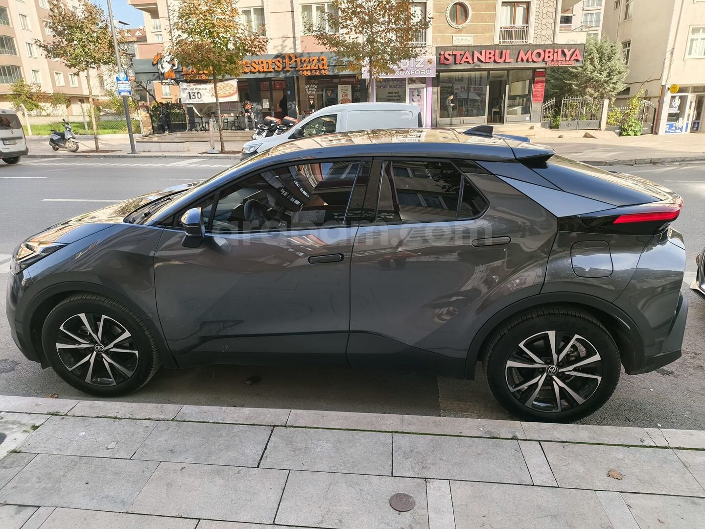 Ev alıcağım için Sahibinden Toyota C-HR 1.8 Hybrid Passion 2024 Model Panoromik cam tavan 3