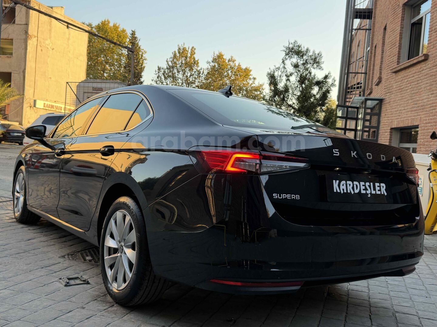 Galeriden Skoda SuperB 1.5 TSI Hybrid Premium 2025 Model İstanbul 53.500 km Siyah 4