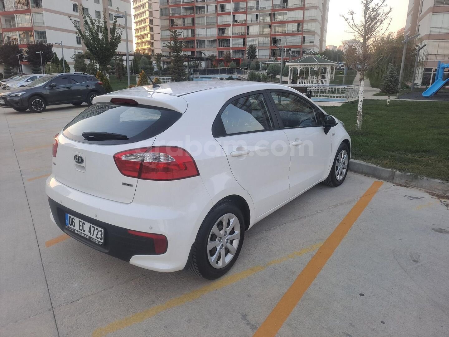 Sahibinden Kia Rio 1.4 CRDi Comfort 2015 Model 155.000 km Beyaz 4