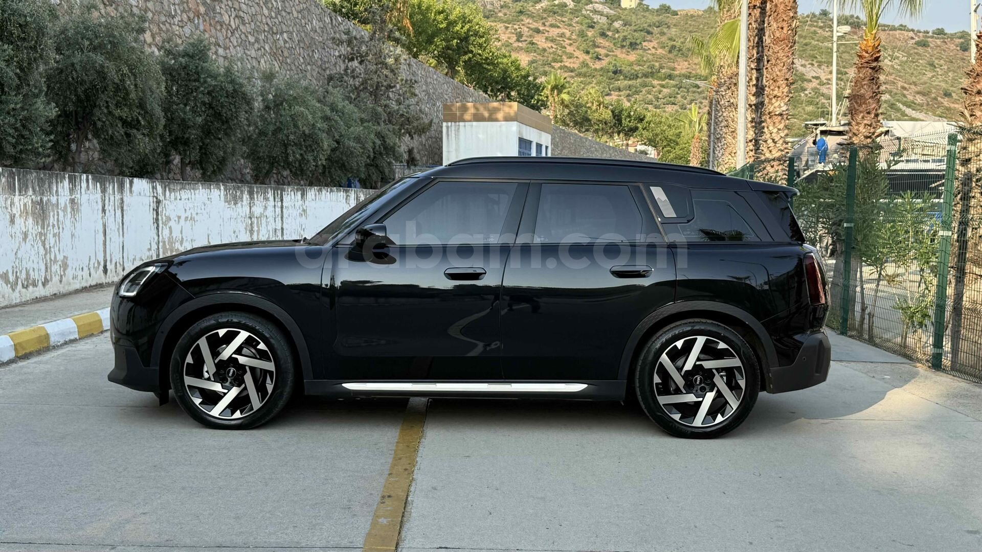 Sahibinden Mini Countryman E Favoured 2024 Model 35.000 km Siyah 3